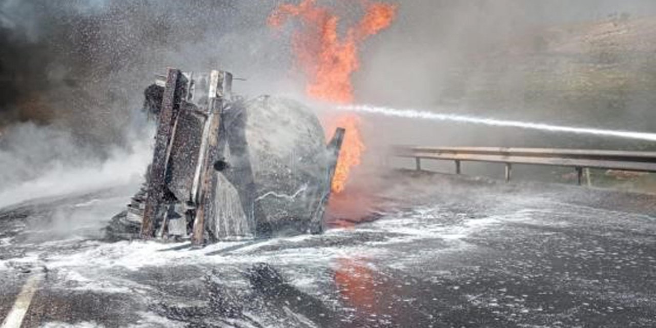 Akaryakıt tankeri ile kamyonet çarpıştı: 2 ölü, 4 yaralı