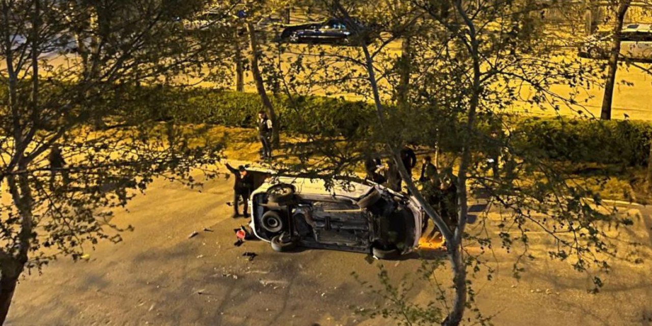 Konya'da ağaca çarpan otomobil devrildi, sürücüyü itfaiye kurtardı