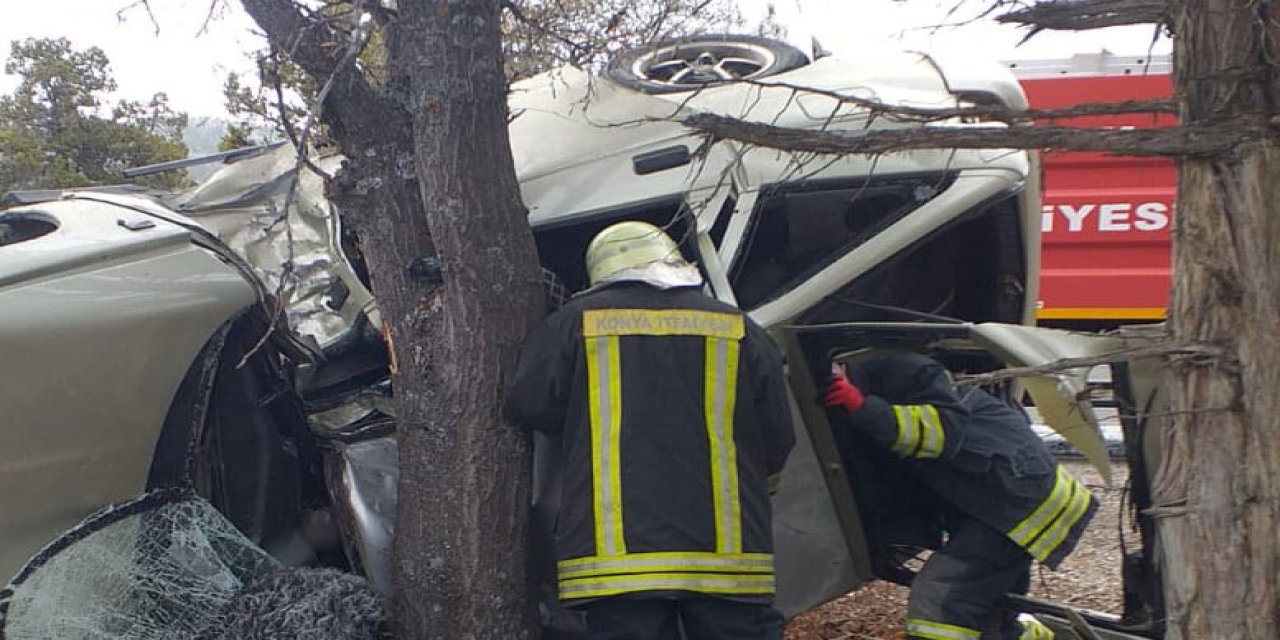 Konya’da otomobil ağaca çarptı, sürücü güçlükle kurtarıldı