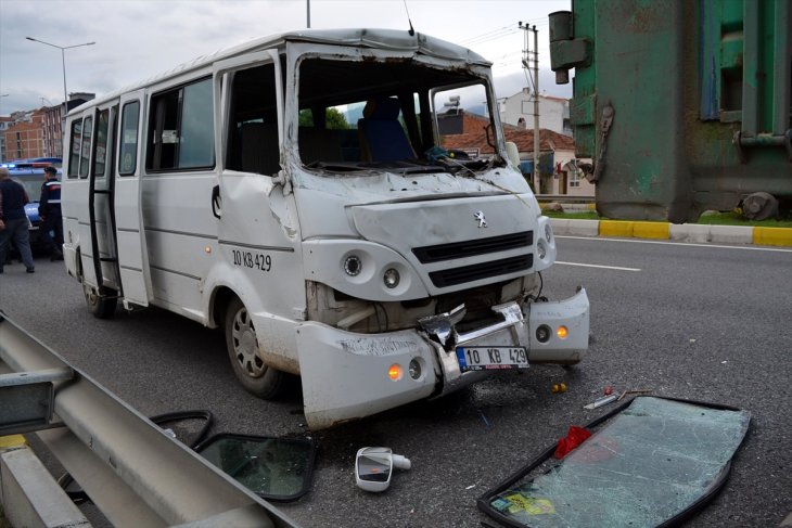İşçileri taşıyan minibüs kamyonla çarpıştı: 10 yaralı