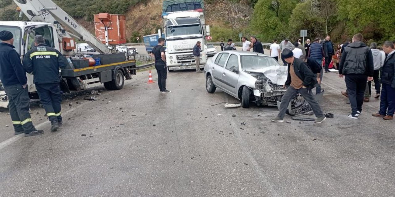 Konya yolunda kamyonet ile otomobil çarpıştı: 5 yaralı