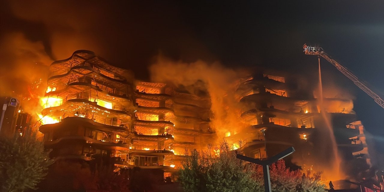 Son Dakika: Lüks rezidansta büyük yangın! Balkonlardan atladılar