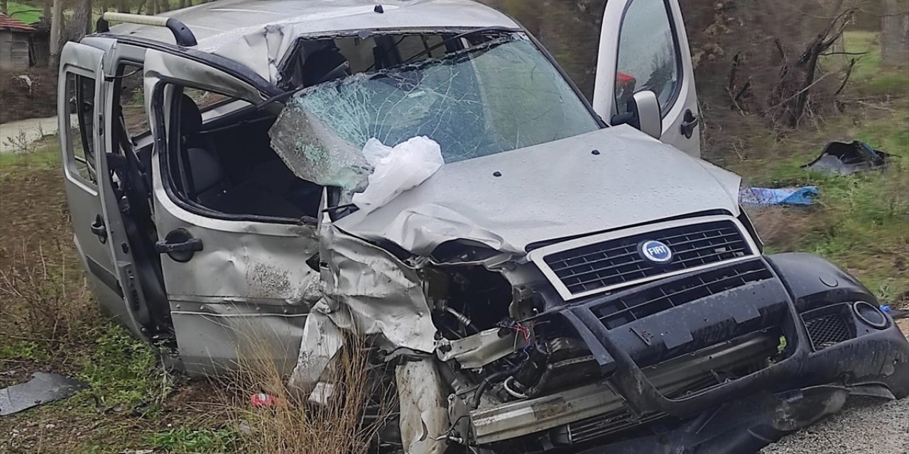 İşçi servisi ile hafif ticari araç çarpıştı: 2 ölü, 17 yaralı