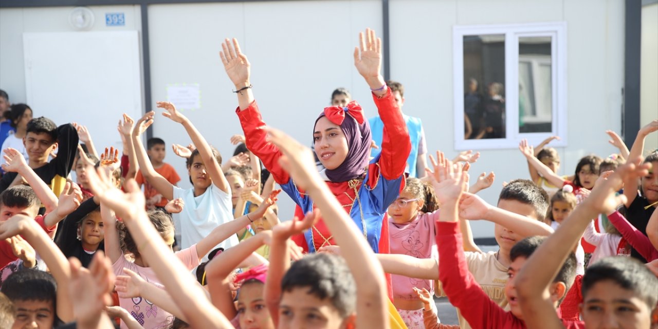 Enkazdan çıkardığı kostümüyle Konya Konteyner Kentte minikleri eğlendiriyor