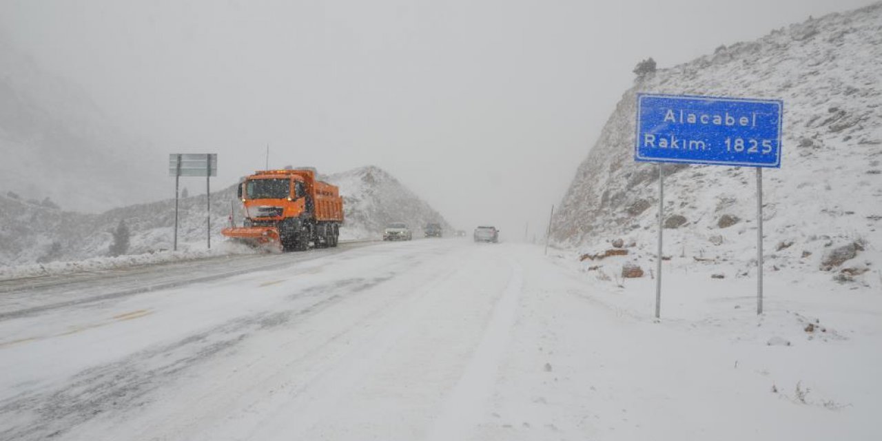 Konya yolundaki 1825 rakımlı Alacabel’de kar kalınlığı 20 santime ulaştı