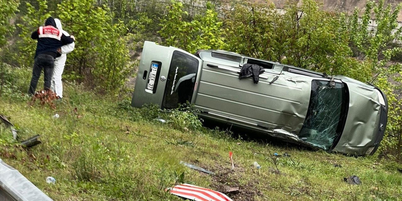 Minibüs devrildi: 1 ölü, 3 yaralı