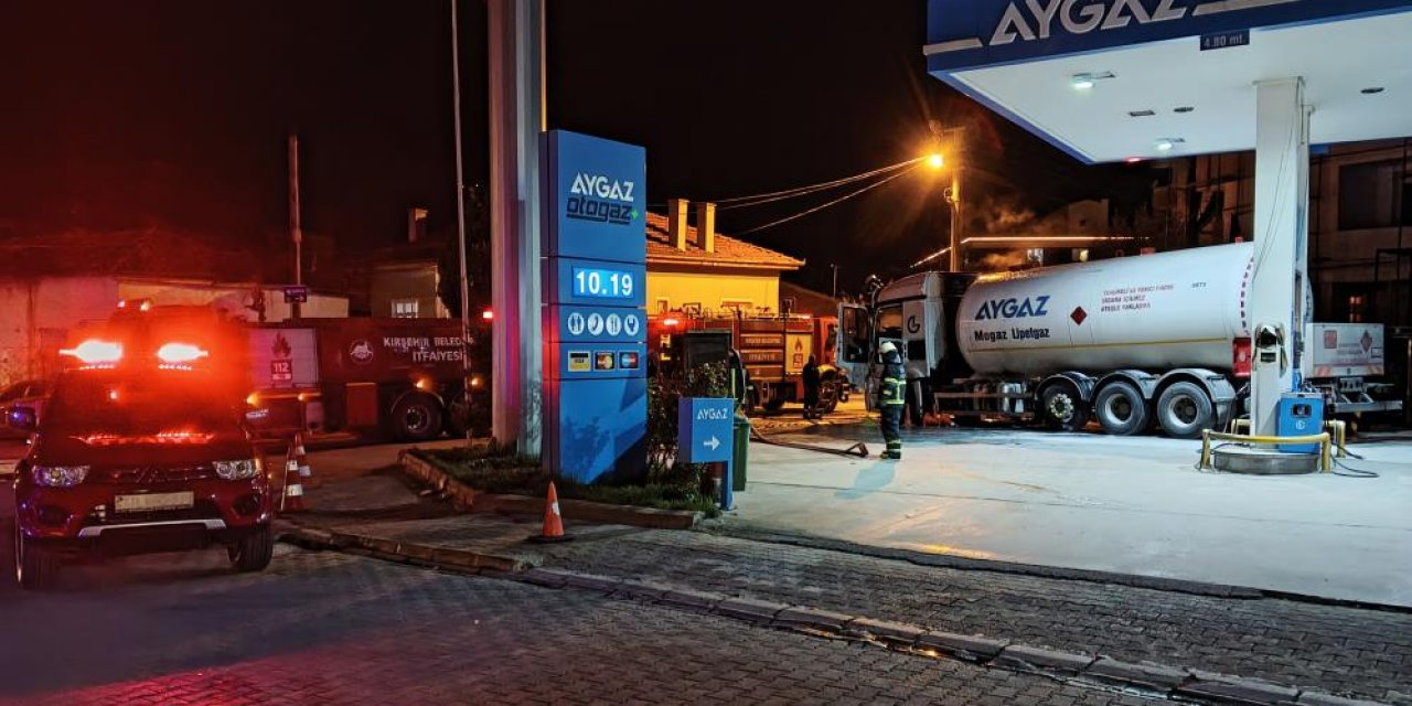 Gaz boşaltan tanker akaryakıt istasyonunda alev aldı