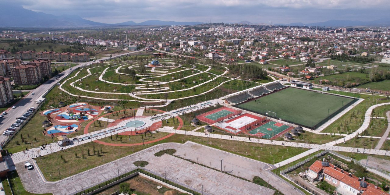 Konya’nın en büyük millet bahçelerinden biri daha açıldı