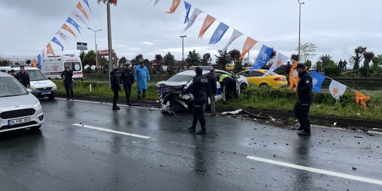 Otomobil emniyet aracına çarptı 2 polis yaralı