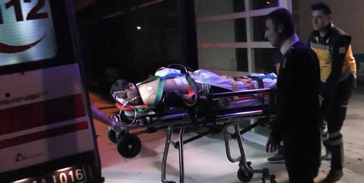 Bıçakladığı arkadaşını hastaneye götürdü