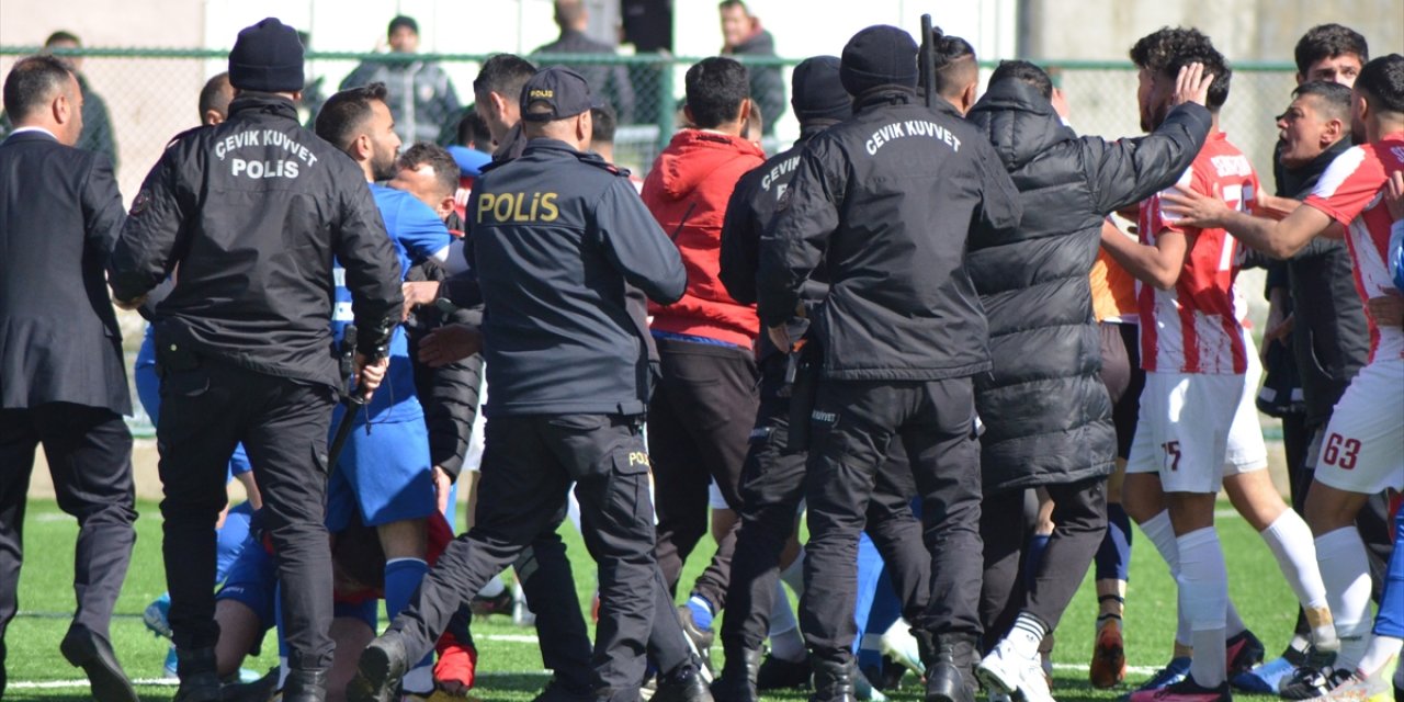 Amatör maçta kavga çıktı, çevik kuvvet sahaya girdi
