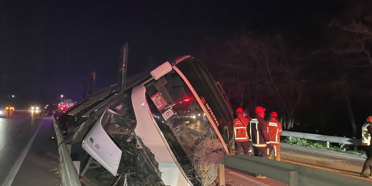 Öğrencileri taşıyan tur otobüsü devrildi: 3 ölü, 44 yaralı