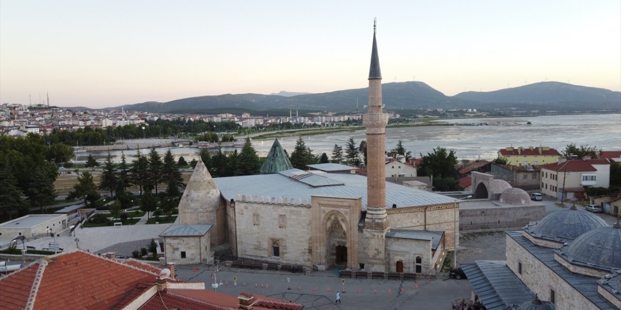 Konya’nın 724 yıllık çivisiz camisi ziyaretçi akınına uğradı