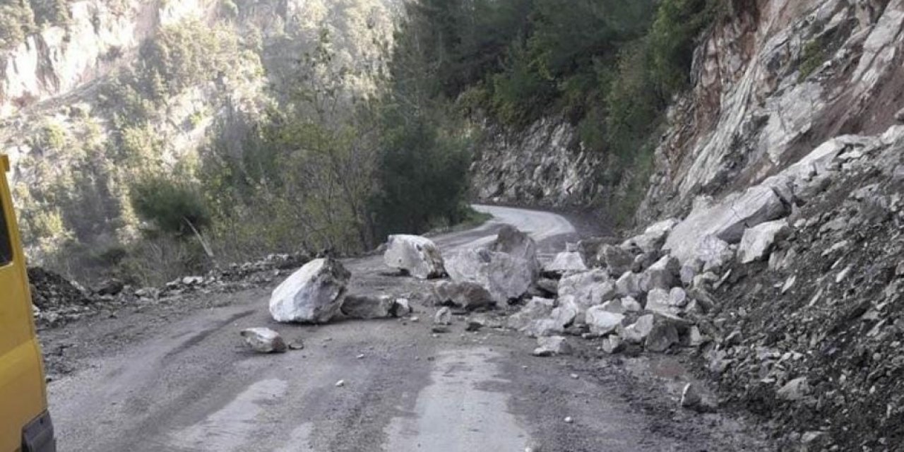 Heyelan nedeniyle köy yolları ulaşıma kapandı