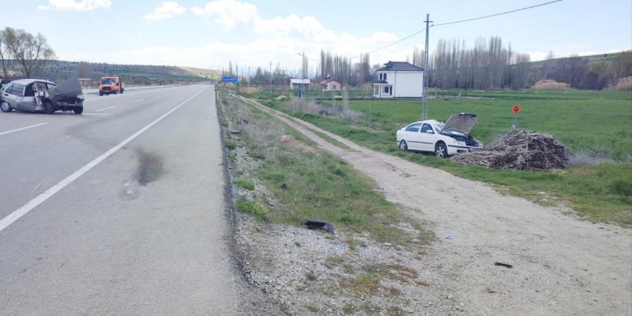 Konya’da otomobil park halindeki araca çarptı: 1’i ağır 3 yaralı