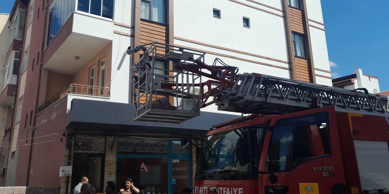 Konya’da 3 katlı binada yangın çıktı