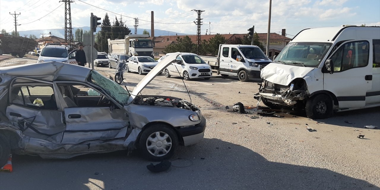 Otomobil ile servis minibüsü çarpıştı: 1 ölü, 2 yaralı