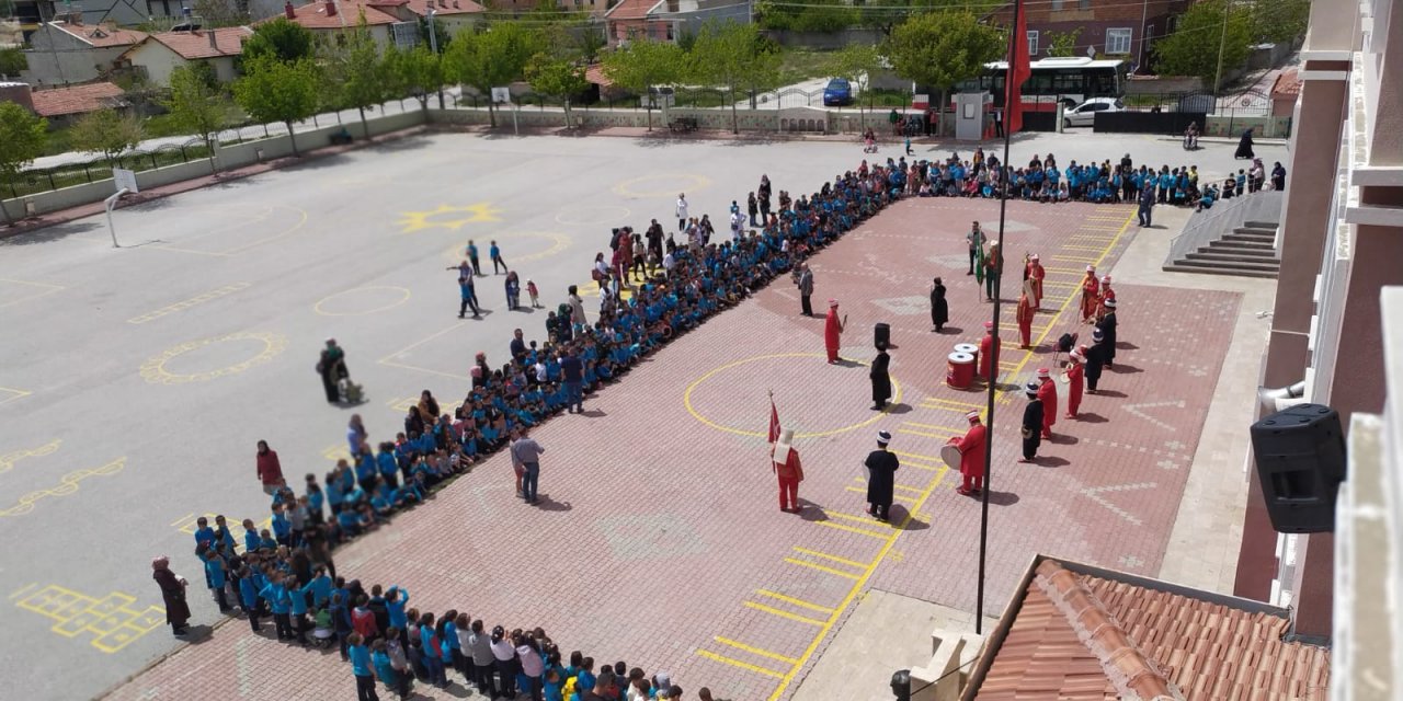 Konya Büyükşehir’in Özel Gençler Mehter Takımı ilkokul öğrencilerine konser verdi