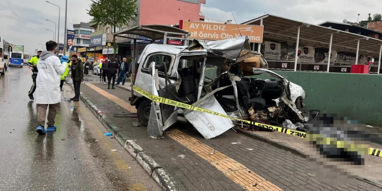 Kazada hafif ticari araç ikiye bölündü: 2 ölü, 1 yaralı