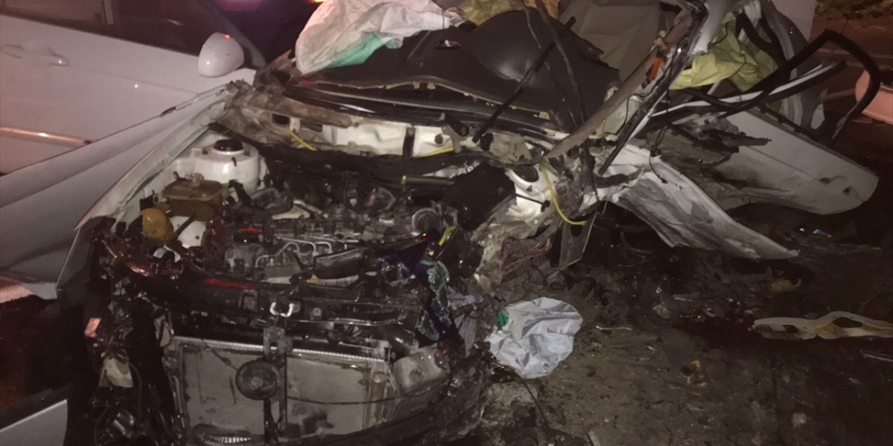 İki otomobil çarpıştı: 3 ölü, 2 yaralı