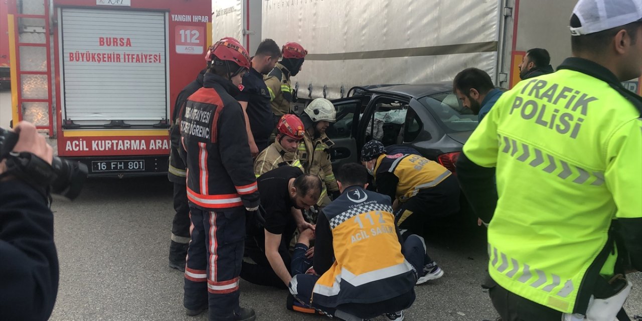 TIR'a arkadan çarpan otomobilde bulunan 2 kişi ağır yaralandı