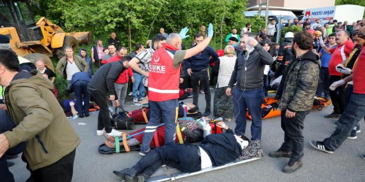 Belediye minibüsü evin duvarına çarpıp, devrildi: 4 ölü, 20 yaralı