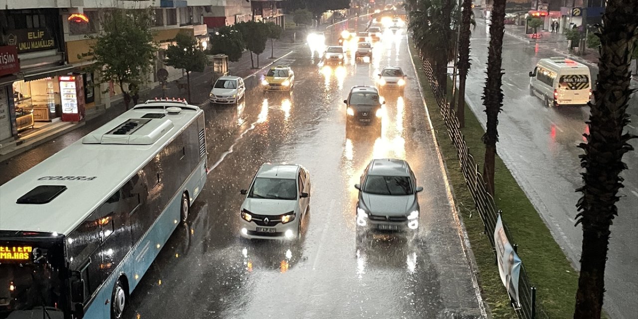 Kuvvetli yağış ve fırtına aniden bastırdı, vatandaşlar zor anlar yaşadı