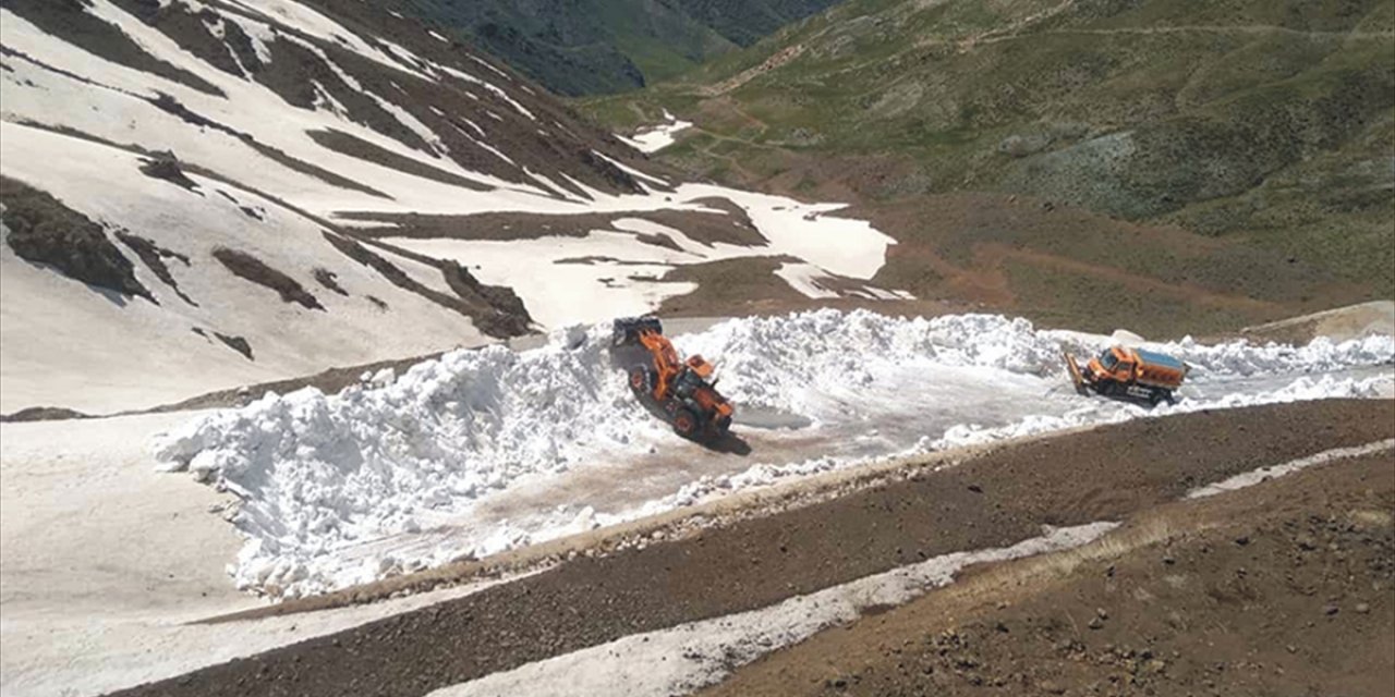 Ekipler, Mayıs ayında 4 metre yüksekliğindeki karla mücadele ediyor