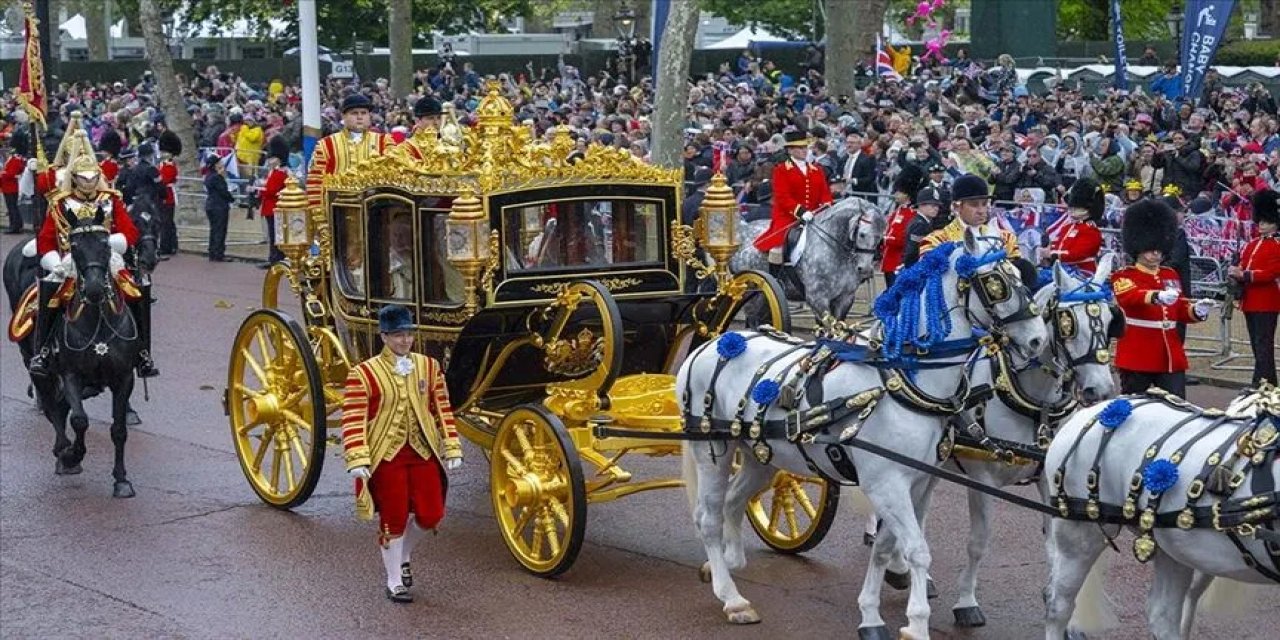 İngiltere Kralı 3. Charles törenle taç giydi