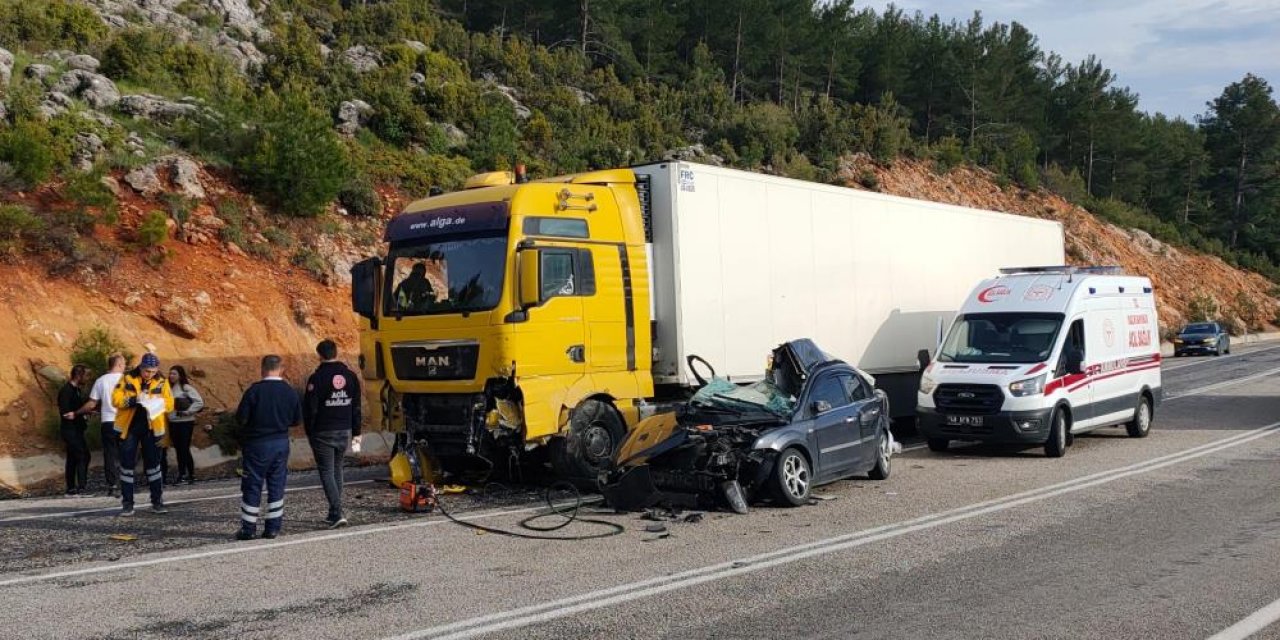 Yabancı plakalı TIR ile otomobil çarpıştı: 1 ölü, 2 yaralı