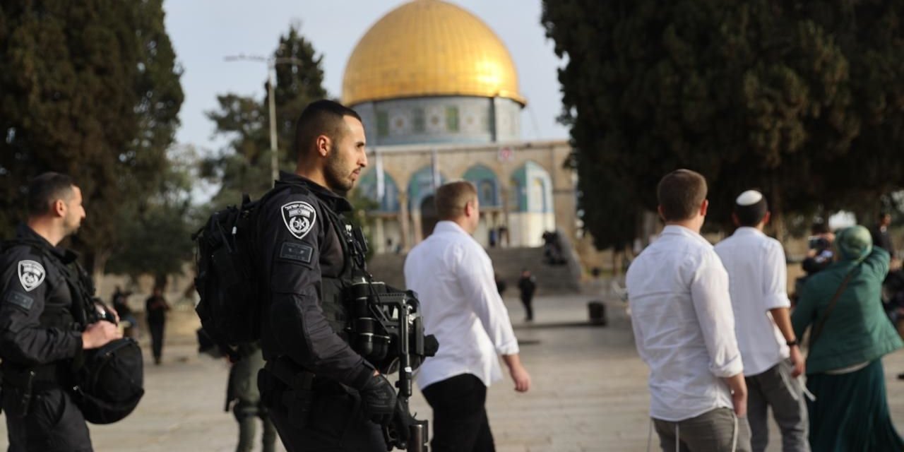 Fanatik Yahudiler İsrail polisi korumasında Mescid-i Aksa'ya baskın düzenledi
