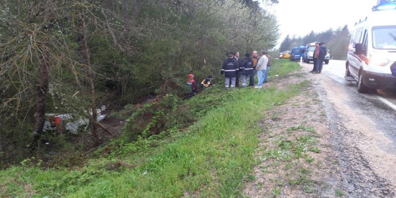 Muhtarın kullandığı otomobil şarampole devrildi: 1 ölü, 4 yaralı