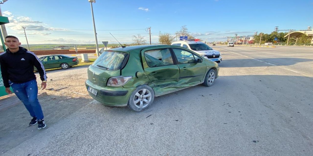 Konya’da iki otomobil çarpıştı: 3 kişi yaralandı