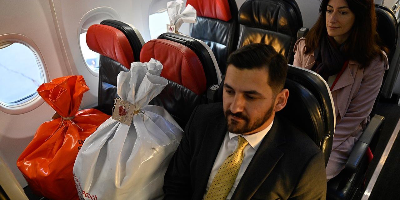 İspanya ve Polonya'dan oy pusulaları diplomatik kuryelerle Türkiye'ye gönderildi