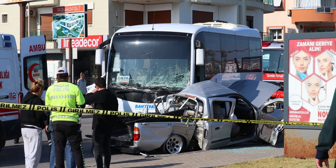 Askeri personeli taşıyan midibüs ile pikap çarpıştı: 1 ölü, 6 yaralı