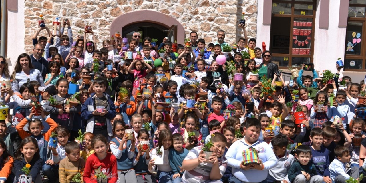 Konya’da ilkokul öğrencilerinden "Okullar çiçek açıyor" projesine destek