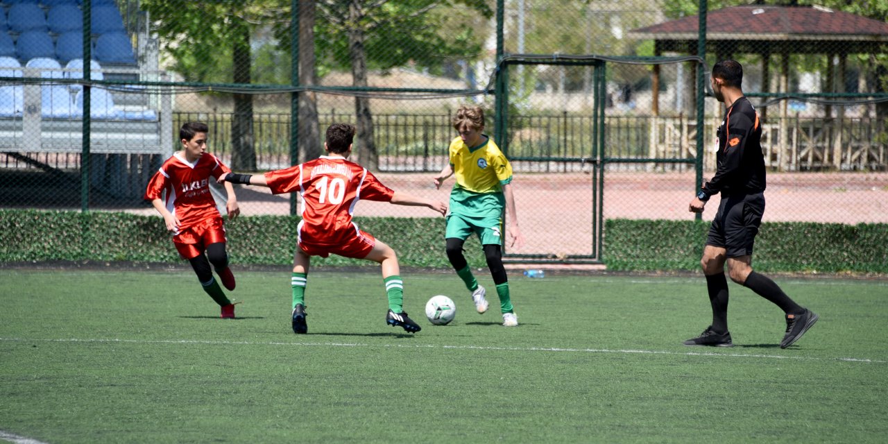 Konya'daki bu turnuvada başarı gösteren öğrenciler lisanslı futbolcu olacak