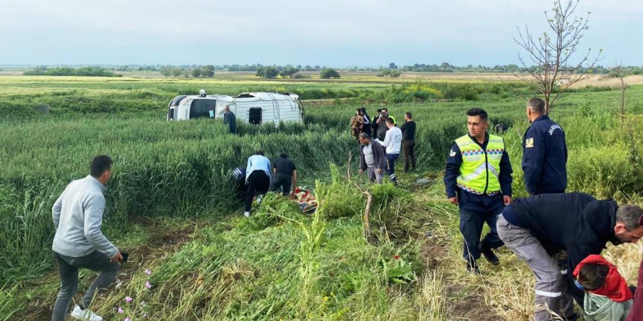 Lastiği patlayan işçi servisi tarlaya devrildi: 8 yaralı