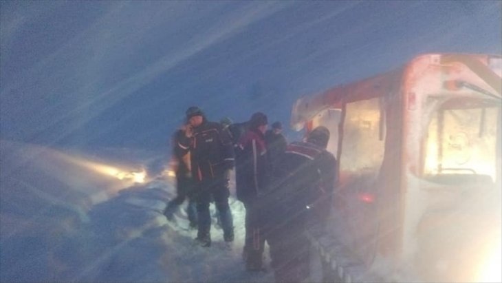 Kar nedeniyle dağlık alanda mahsur kalan işçileri AFAD kurtardı