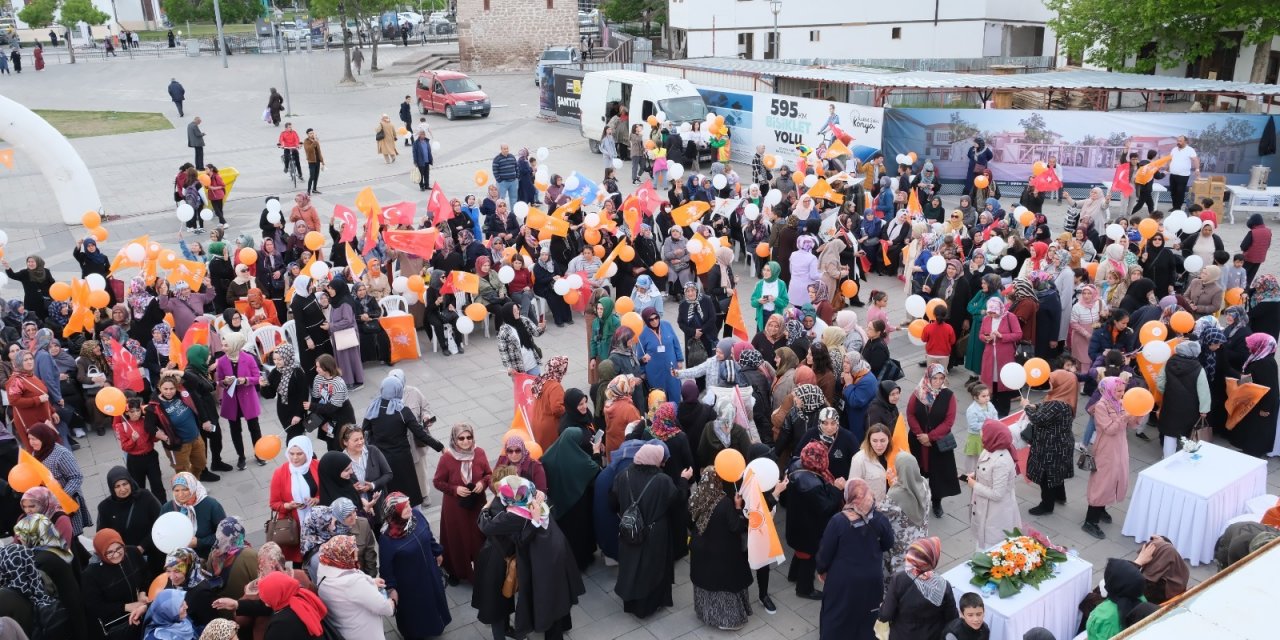 Konya’da Şenlik Havasında AK Kadınlar Bir Arada programı