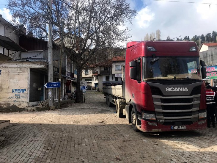 Anne ve babası için lokum-bisküvi dağıtırken tırın çarpması sonucu öldü