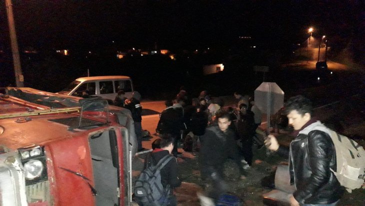 Kaçak göçmenlerin taşındığı kamyonet devrildi: 32 yaralı