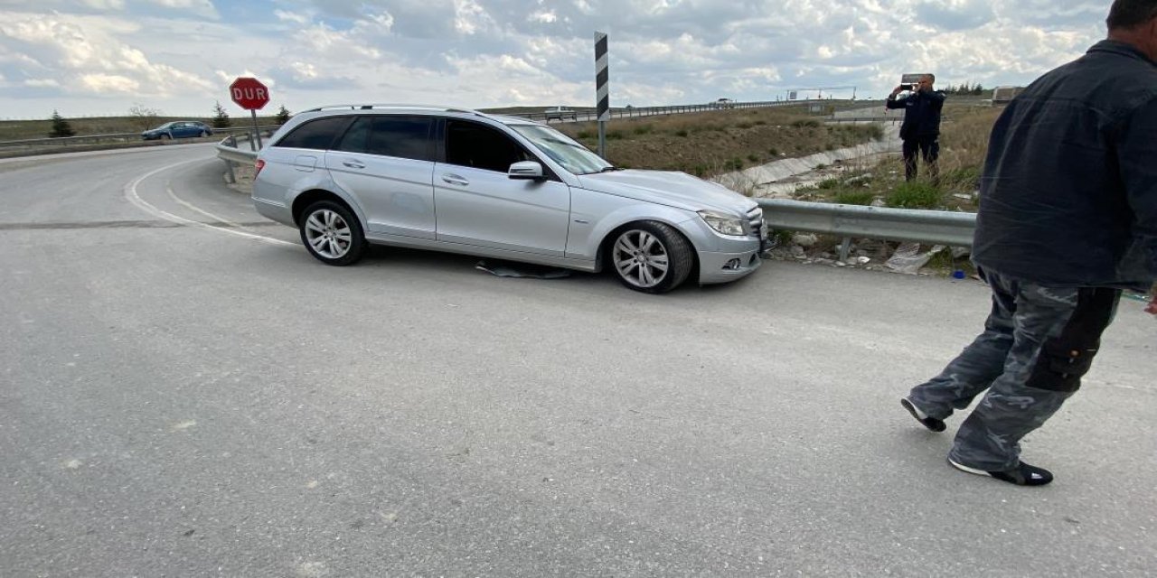 Konya’da yabancı plakalı otomobil bariyerlere çarptı