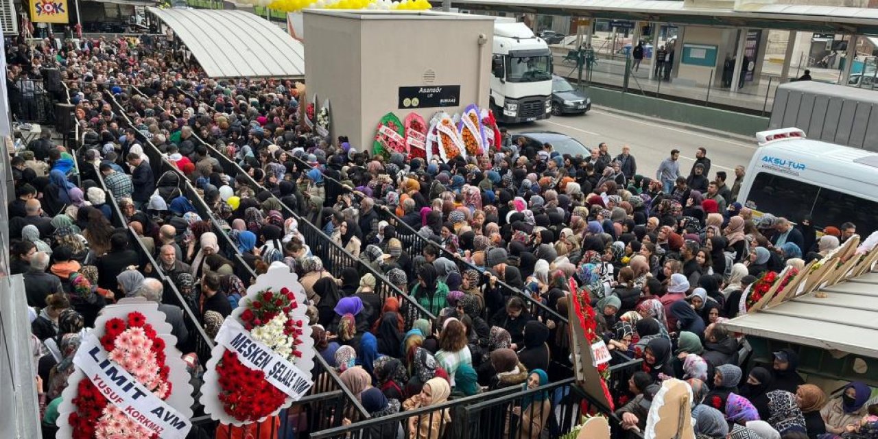 Miting kalabalığı değil! Binlerce kadın birbirini ezip ortalığı talan etti