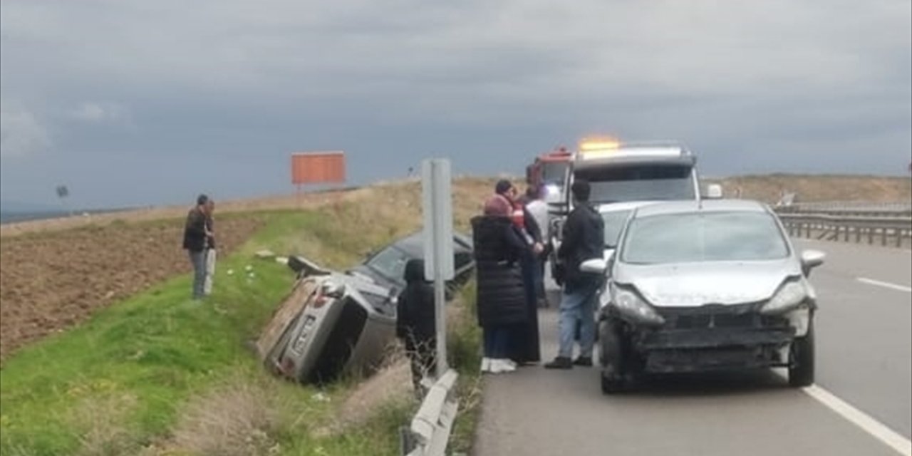Sağanak yağış zincirleme kazaya neden oldu: 6 yaralı