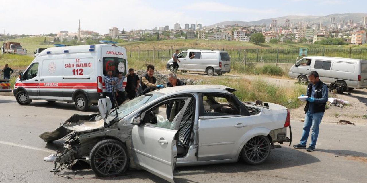 Otomobil ağaca ve aydınlatma direğine çarptı: 2 ölü, 2 yaralı