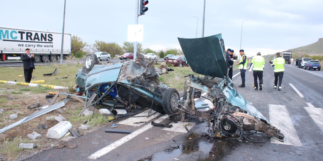 İki otomobil çarpıştı, biri ikiye bölündü!