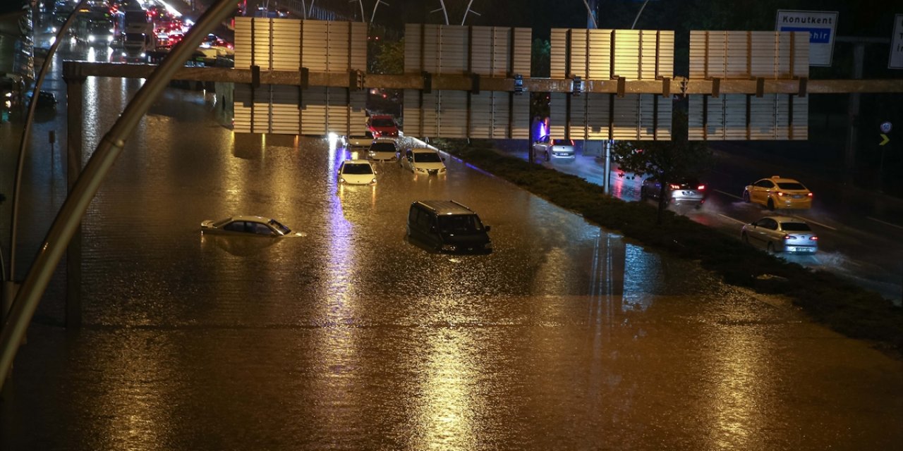 Altyapısı çöken Ankara'yı sel aldı