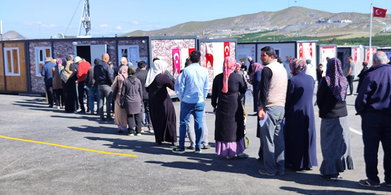 Depremzedeler konteynerlerde oyunu kullanmaya başladı