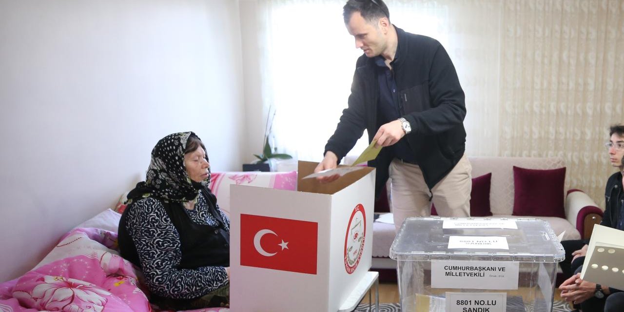 Hasta veya engelliler 'seyyar sandık' ile oylarını kullandı